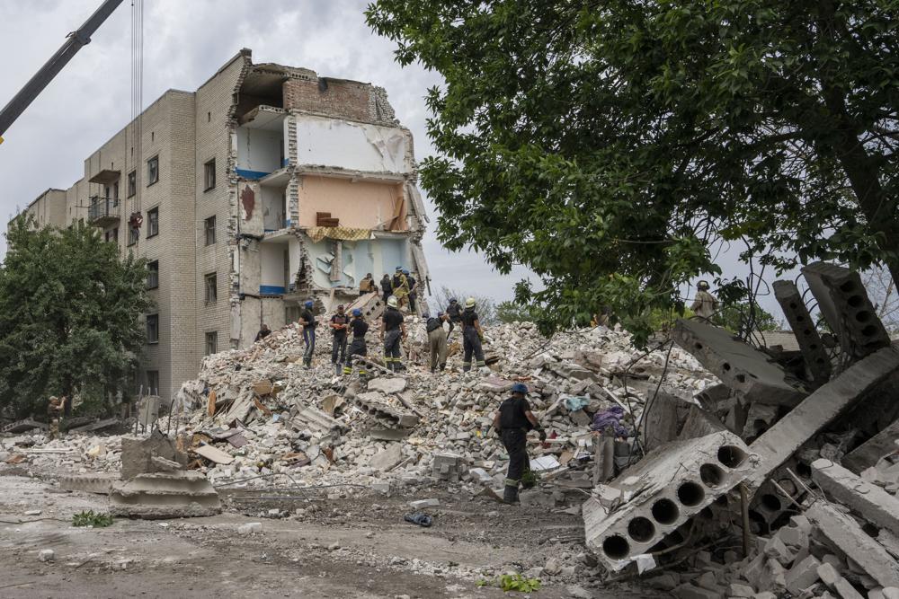 Ukraine: 15 dead in rocket attack on apartment building