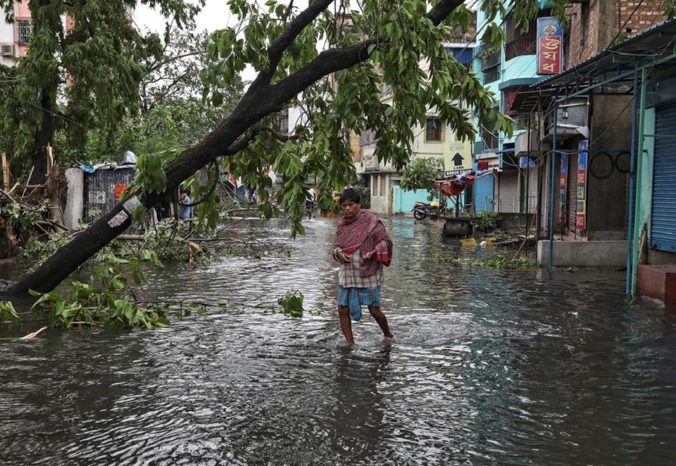 Cyclone kills 14 in India, Bangladesh leaving trail of destruction