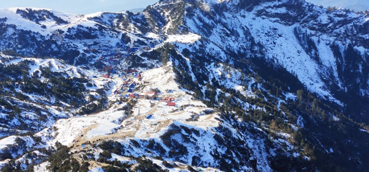 Snowfall lures tourists in Kalinchowk