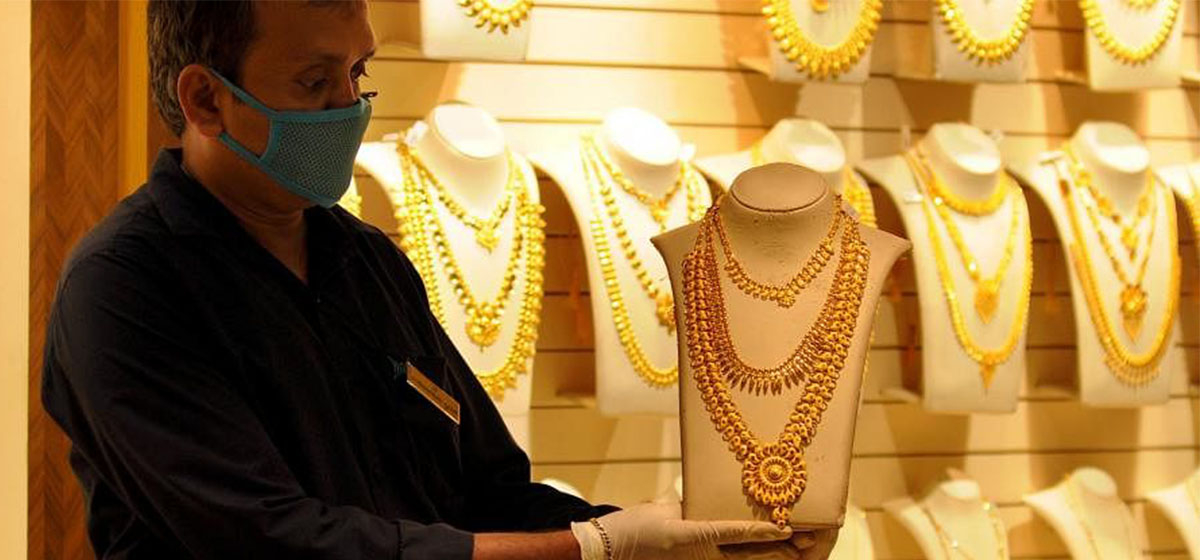 Gold price increases by Rs 300 per tola