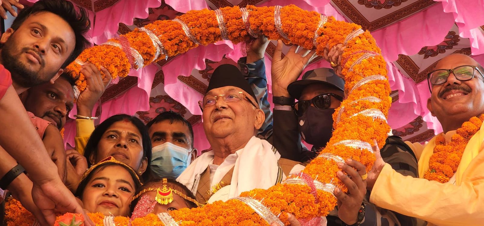 Chairperson Oli welcomed with garland of 100 kg in Sarlahi