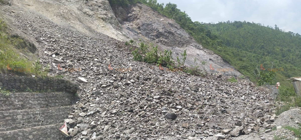 Landslide obstructs traffic at Narayanghat-Mugling road