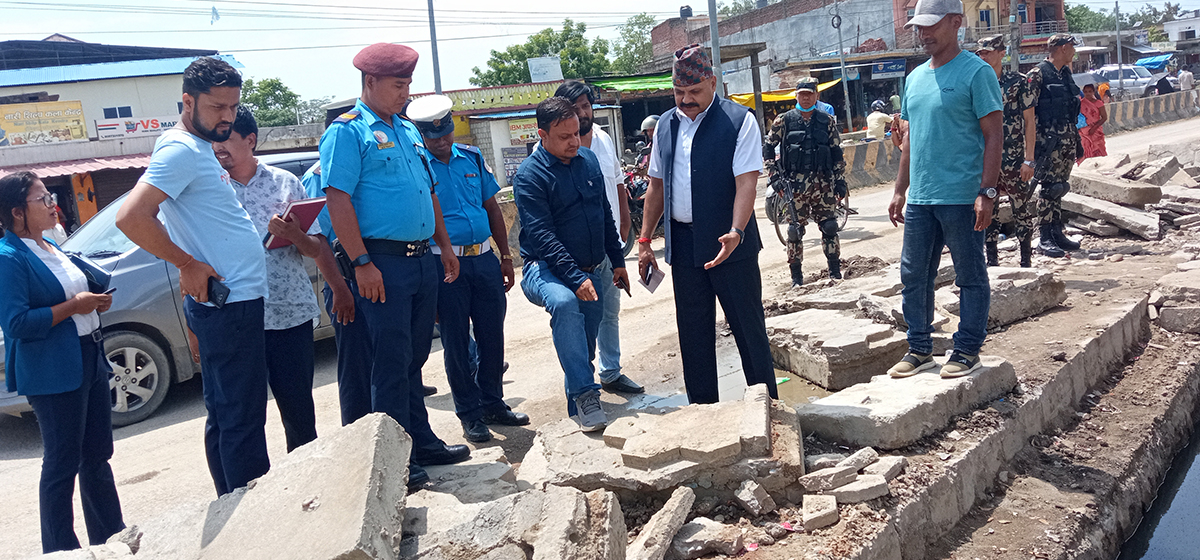 Mayor Poudel directs officials to remove dividers and solar light poles in Kapilvastu
