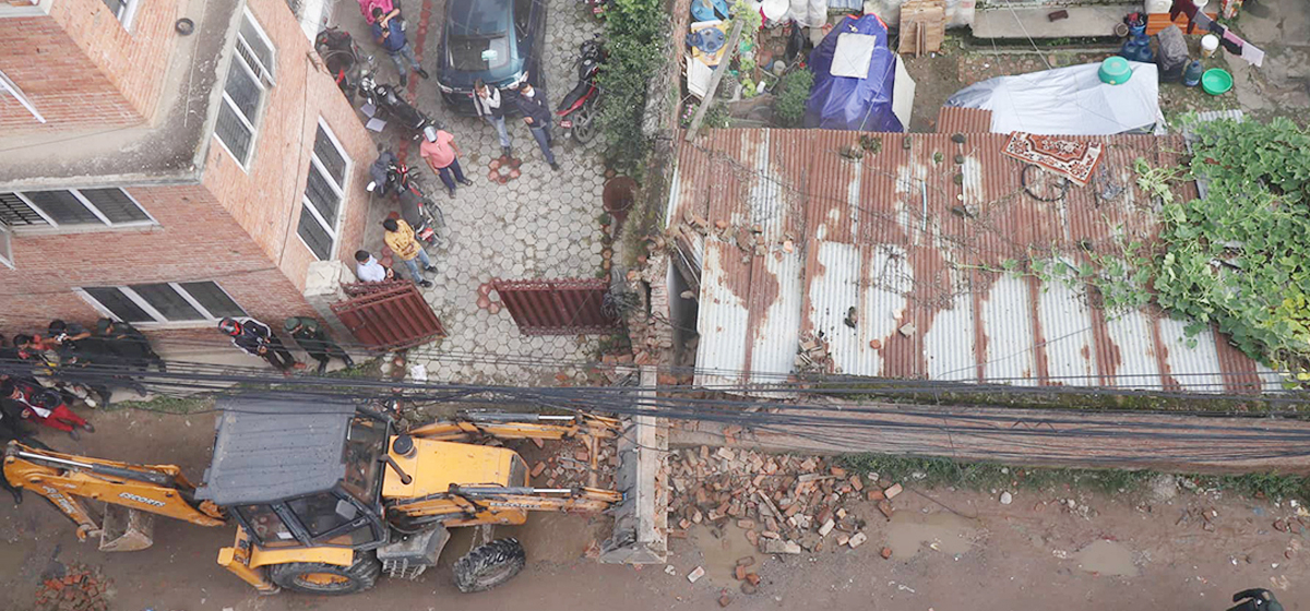 KMC dozer rolls on illegal structures in New Baneshwar