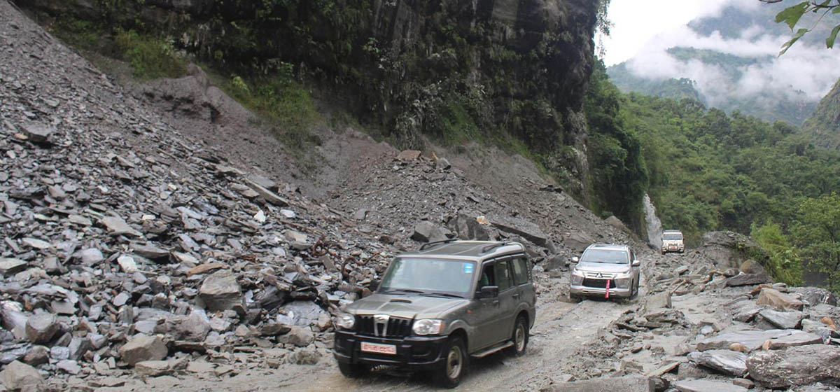 Landslide obstructs traffic on Beni-Jomsom road