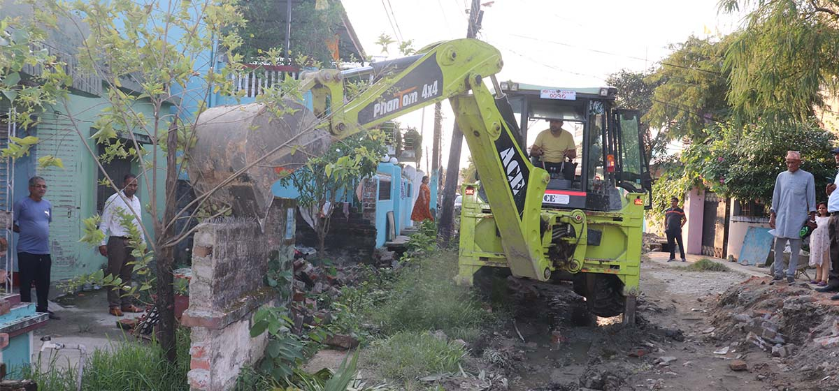BMC removes illegal structures that was hindering development works