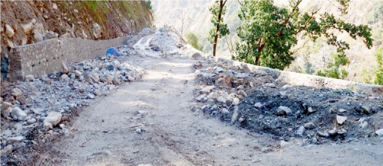 Three kilometers of road not built even in four years