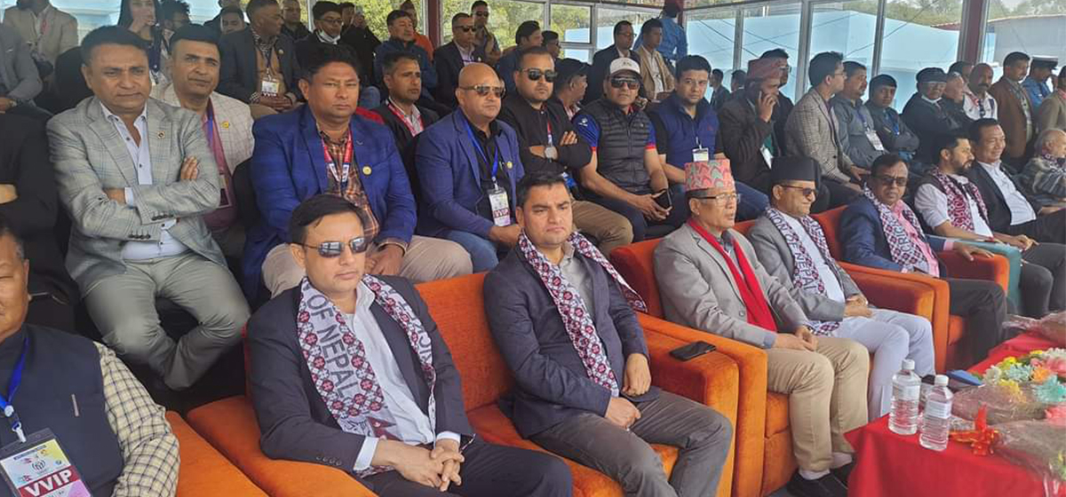 Cricket craze among leaders: Crowd of leaders in VVIP parapet