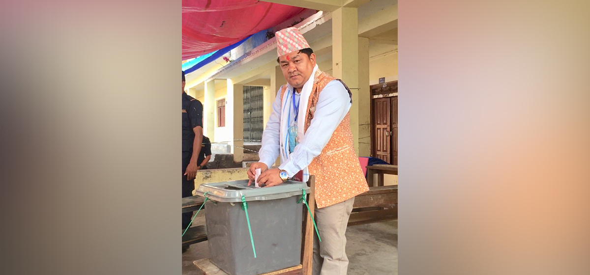 Jit Narayan casts his vote in Chitwan, Lamichhane and Neupane could not vote
