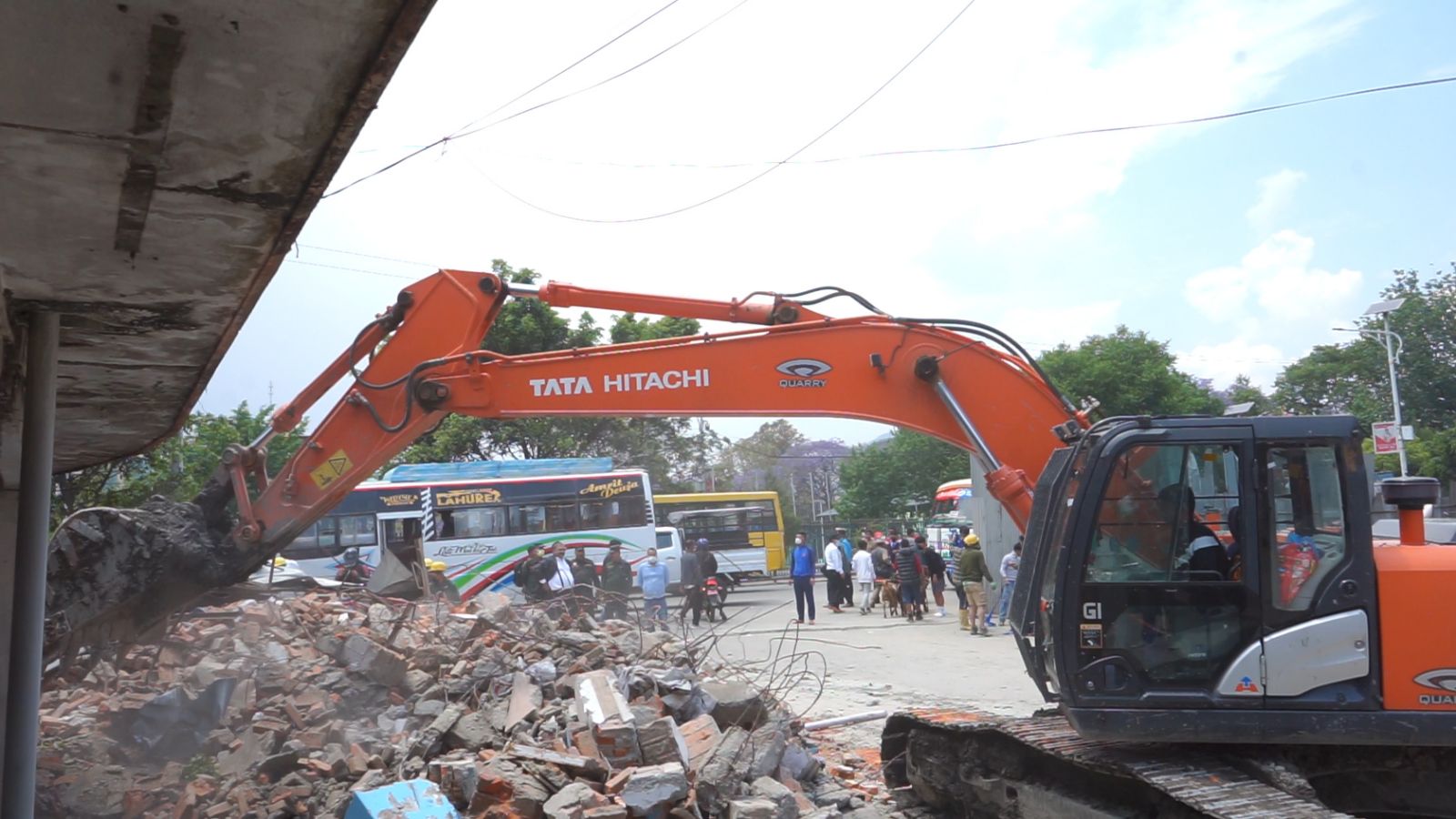 KMC’s excavator crushes old bus park police beat