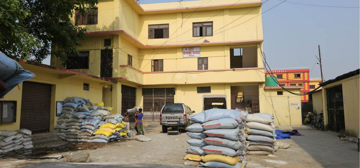 Non-gazetted officials of Gaur customs auction fertilizers in the absence of customs chief