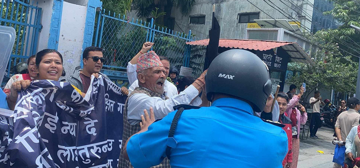 Co-operative victims greet PM Dahal with black flags to in Pokhara (With Photos)