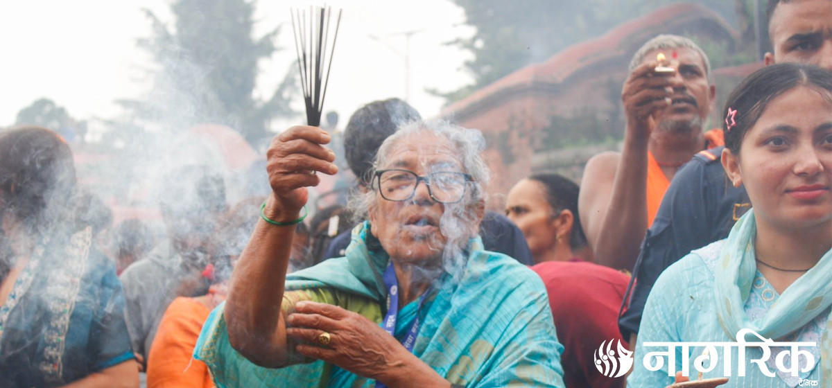 Over 100,000 devotees visit Pashupatinath temple on last Shrawan Monday ( Photo Feature)