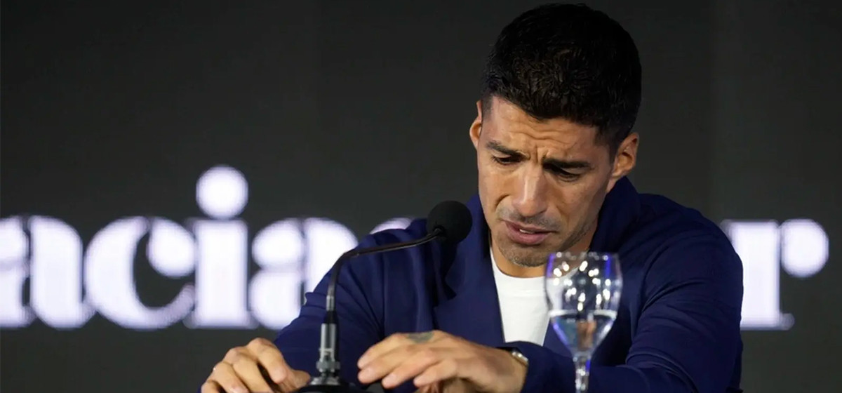 Tearful Suárez retires from Uruguay’s national team at age 37