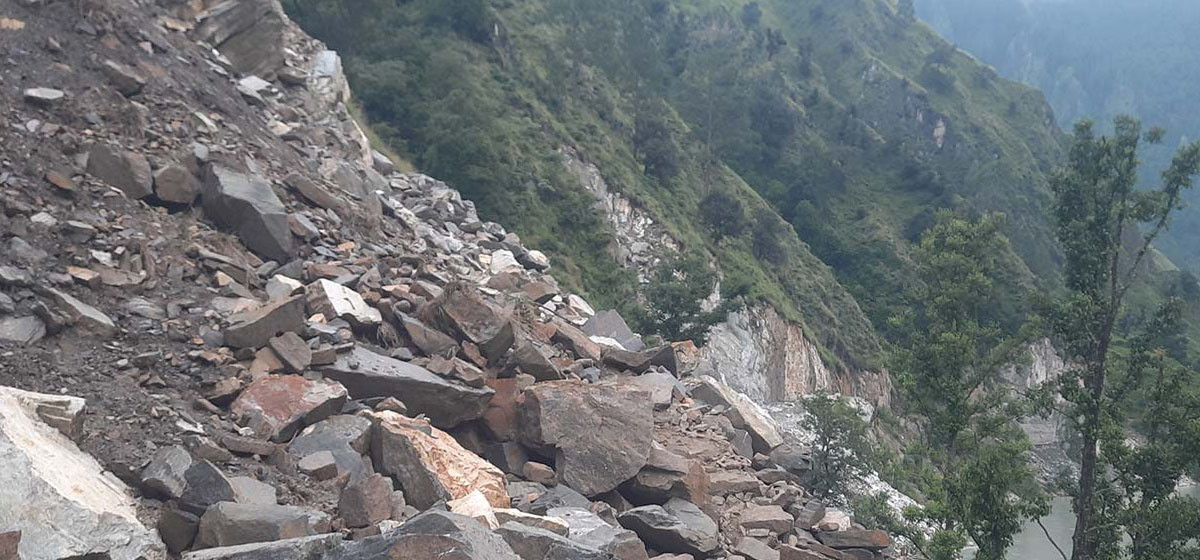 Dry landslides obstruct Rapti Highway