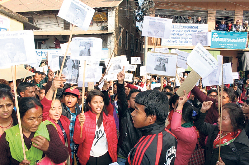 Tansen locals protest against police for failing to arrest murderers