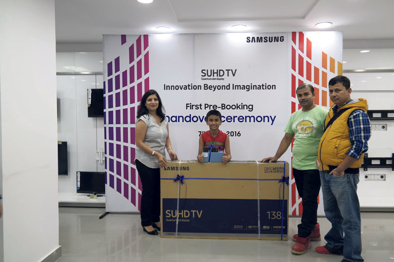 Him Electronics hands first pre-booked SUHD TV to customer