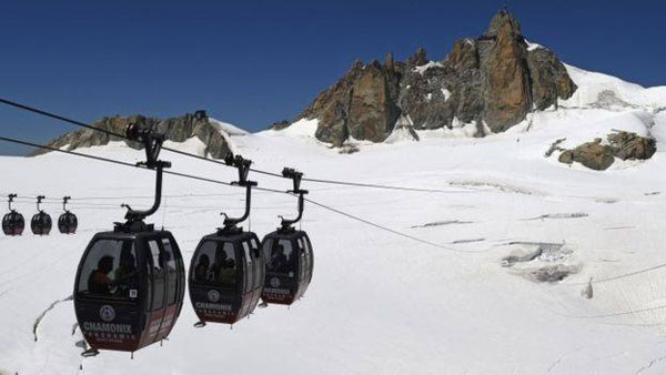 45 people stuck overnight in cable cars at Mont Blanc