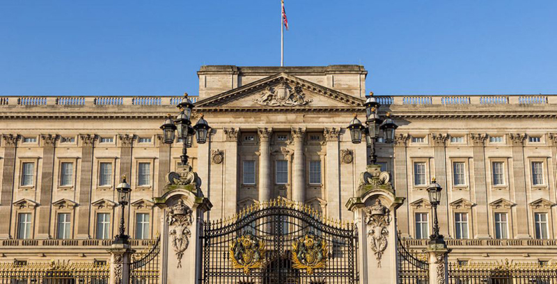 Man arrested in London after climbing Buckingham Palace gate