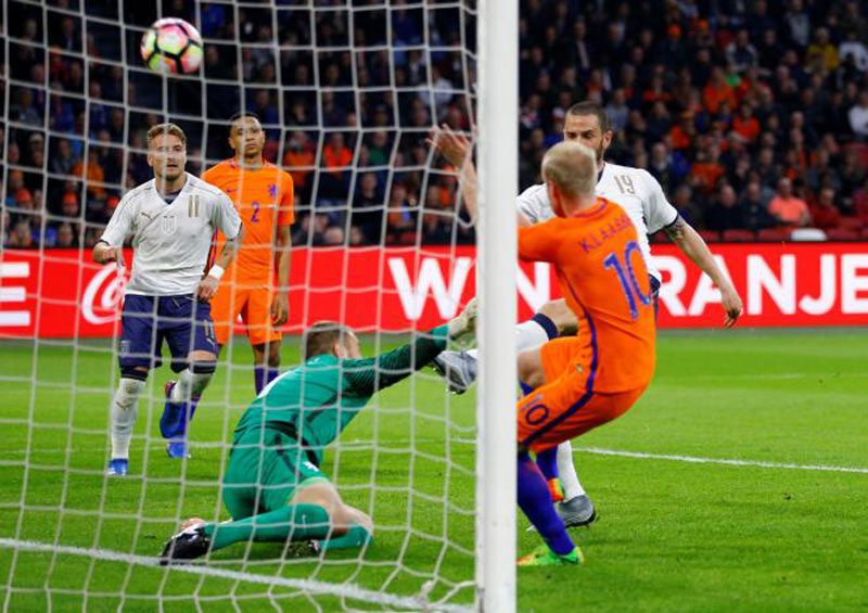 Italy add to Dutch misery with 2-1 win in Amsterdam