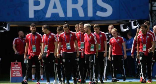 Euro 2016: Very British occasion in Paris as Wales meet Northern Ireland