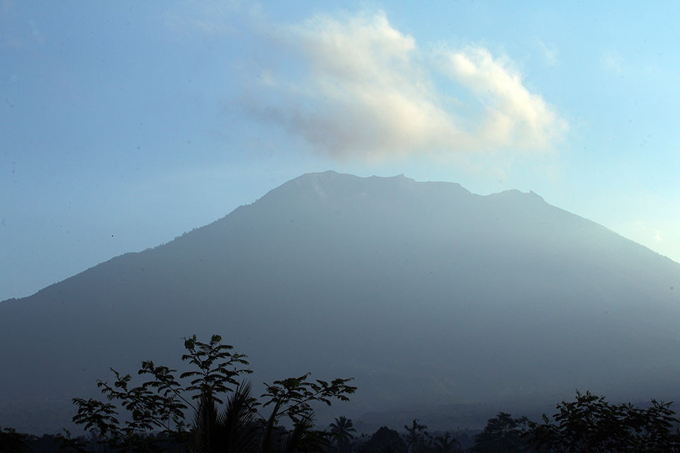 Nearly 10,000 leave homes around active Bali volcano