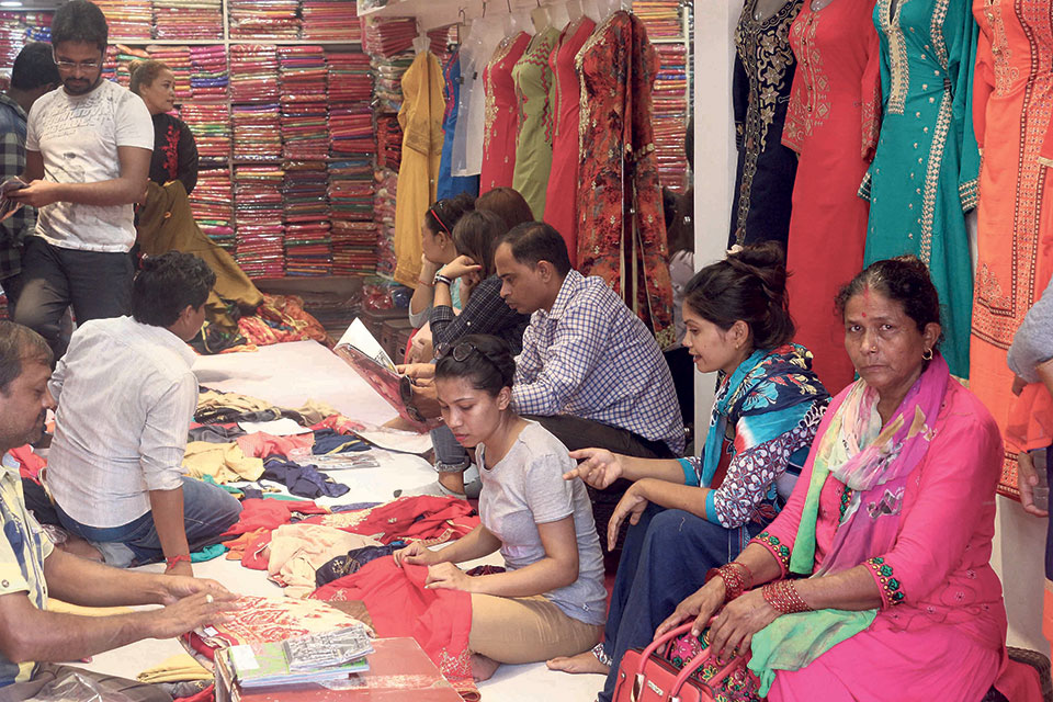 Nepalis thronging Indian border markets for Dashain shopping