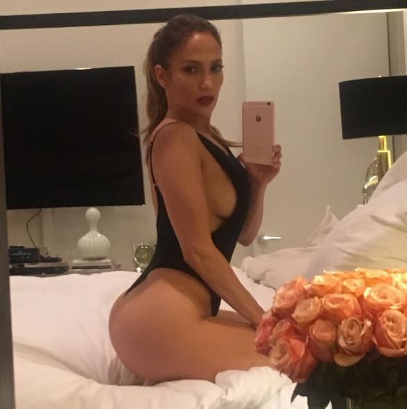 Jennifer Lopez breaks the internet with sexy selfie