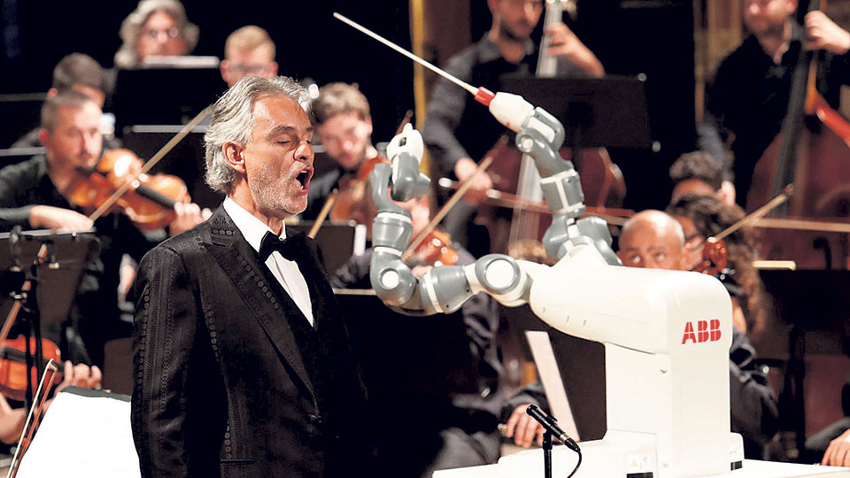 Robot conducts Andrea Bocelli and orchestra in Pisa