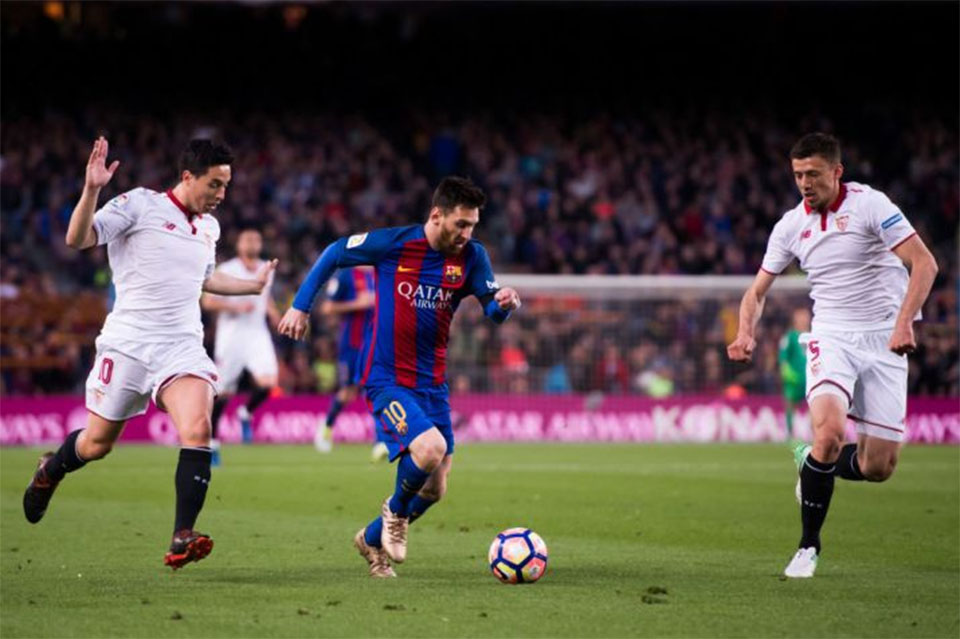 Suarez scores twice as Barcelona thrash Sevilla in the Copa del Rey