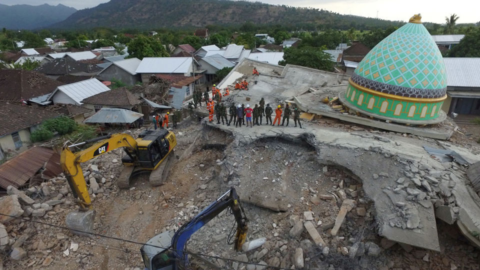New strong quake hits Indonesia, levels buildings – reports