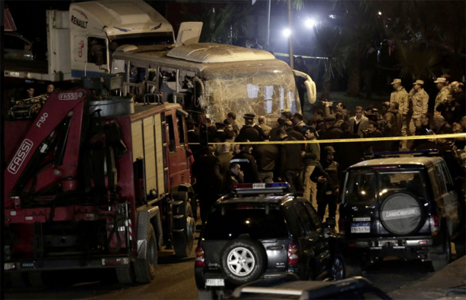 Bomb strikes tourist bus near Egypt’s Giza Pyramids, kills 4