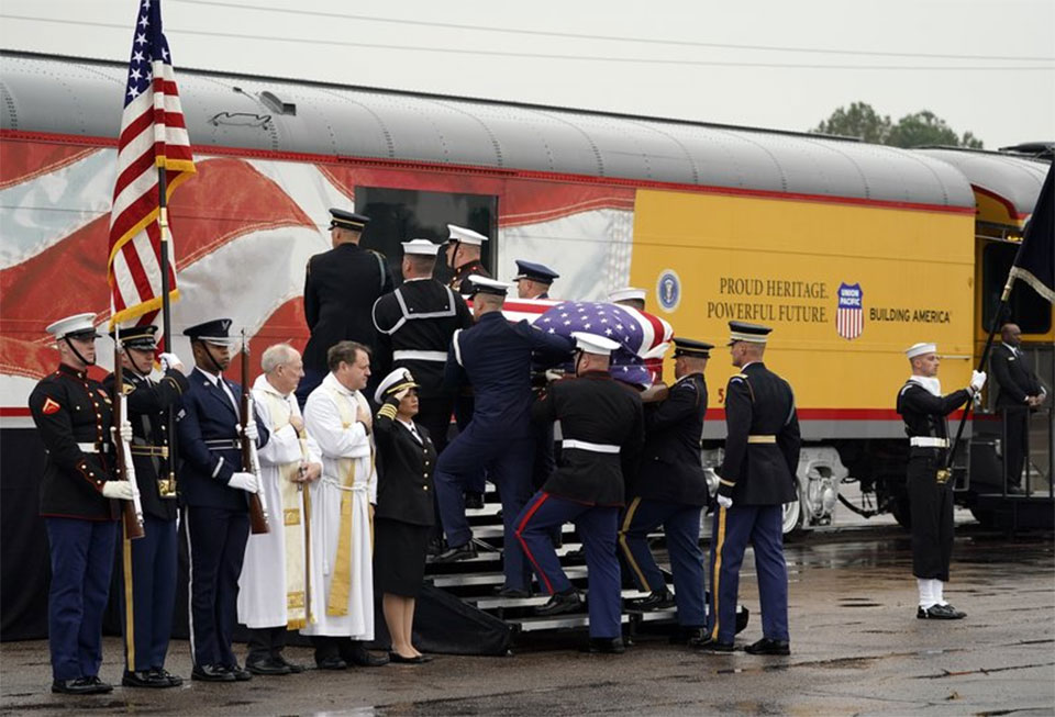 Thousands salute Bush funeral train 4141 on final Texas ride