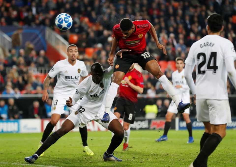 United lose 2-1 at Valencia and blow chance of top spot
