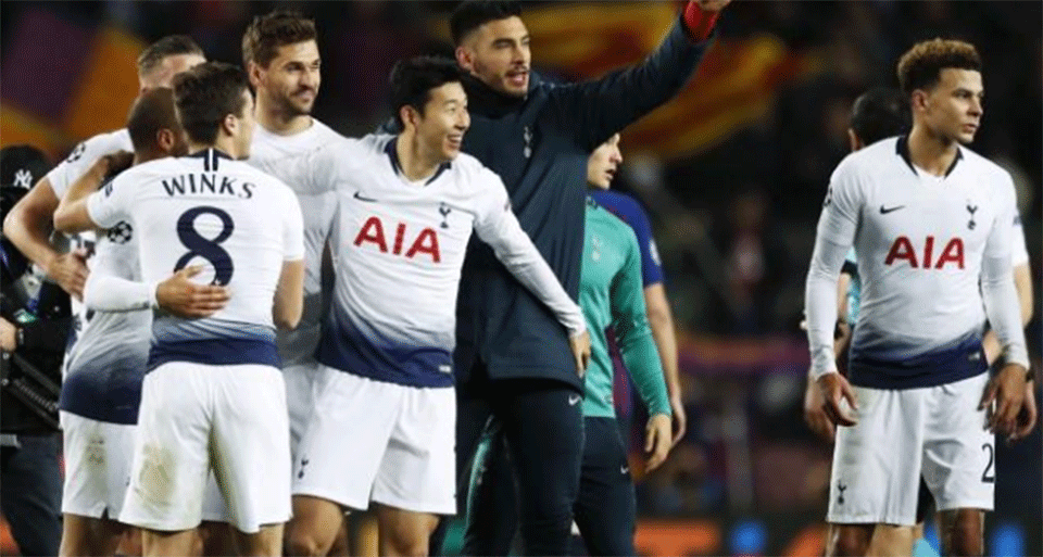 Spurs reach last 16 as Moura snatches draw at Barca