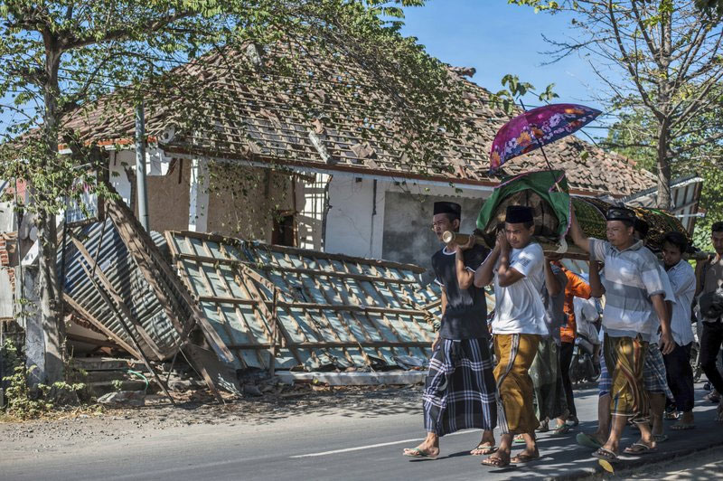 Death toll from quake that hit Indonesian island passes 430