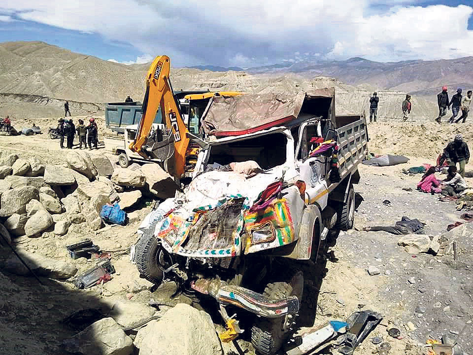 19 construction workers, driver killed in Mustang tipper accident