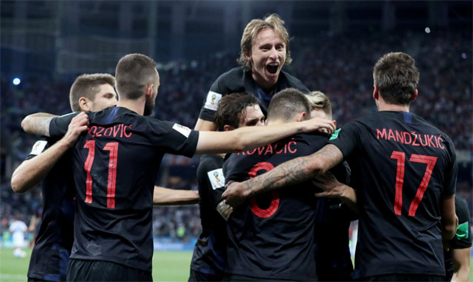 Classy Croatia rout Argentina to reach second round