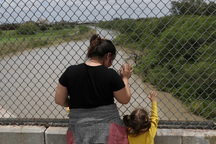 U.S. government says it will detain migrant children with parents