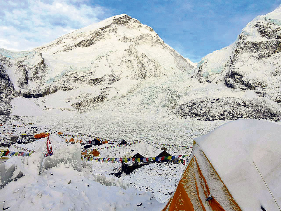 Everest climbers start heading for base camp