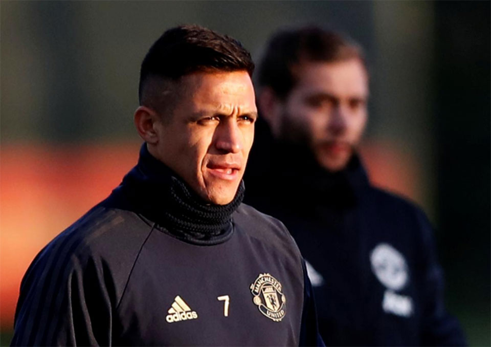 United's Sanchez hit by hamstring injury in training