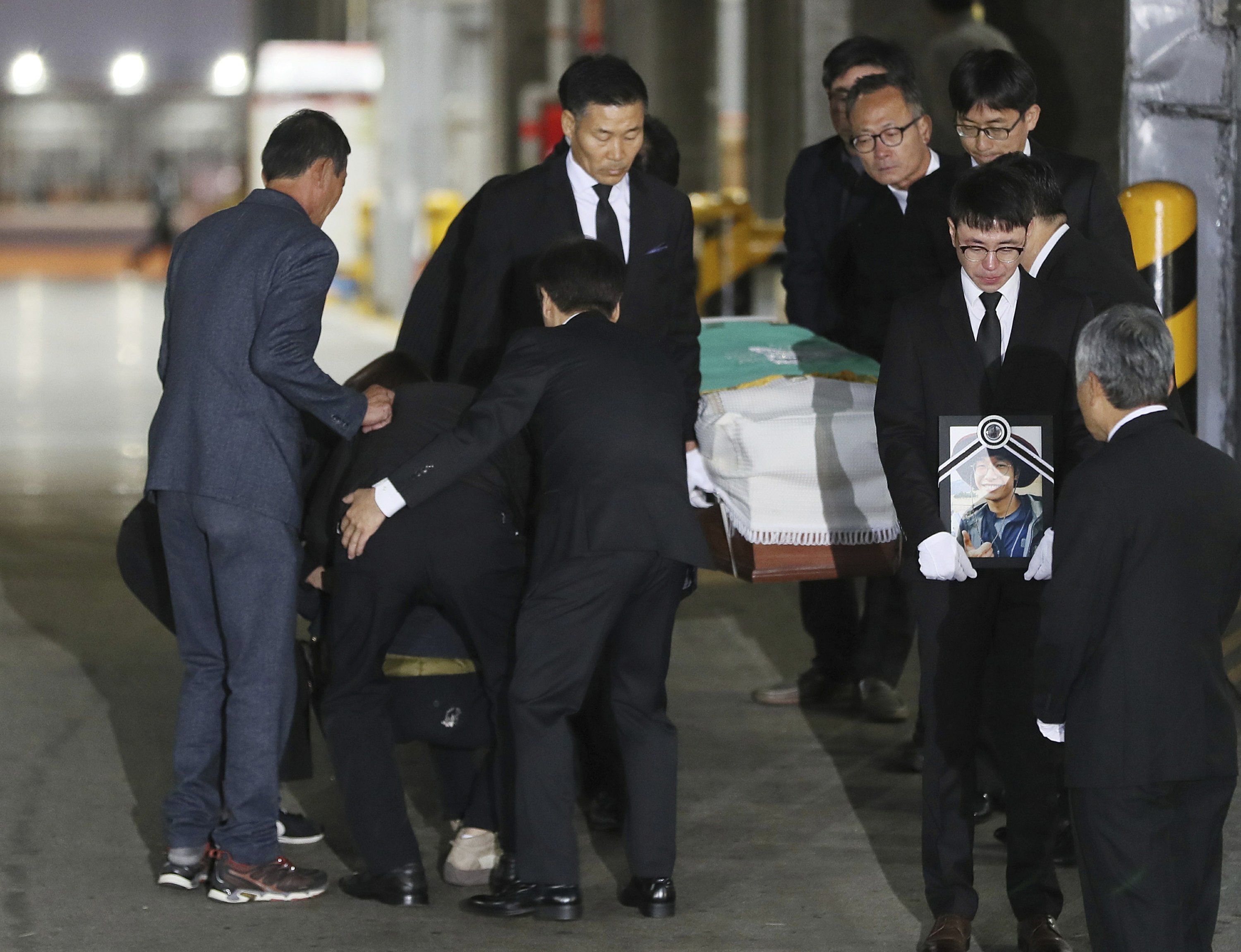 Weeping relatives receive bodies of South Korean climbers