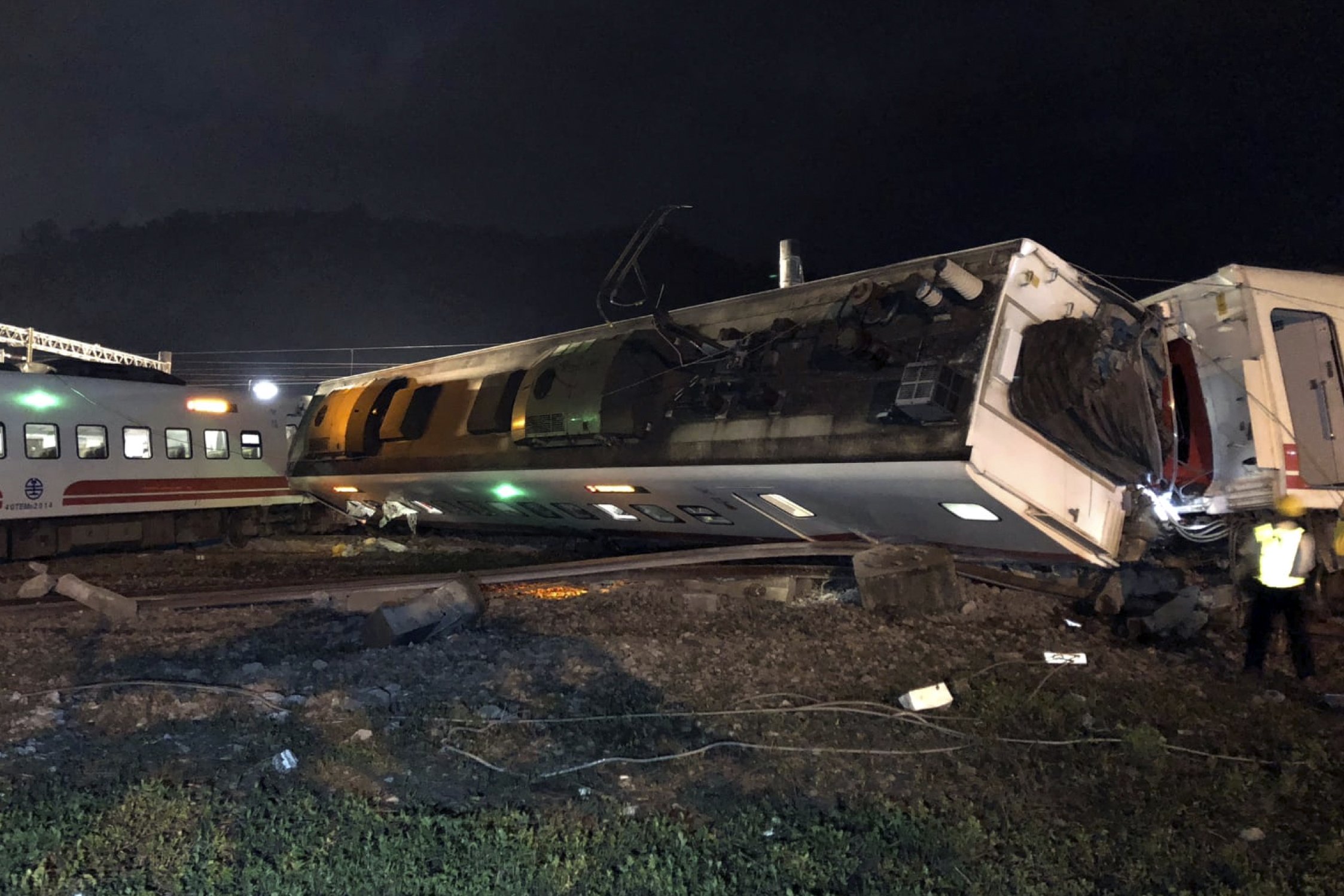 Taiwan train derails, killing 22 and injuring 171