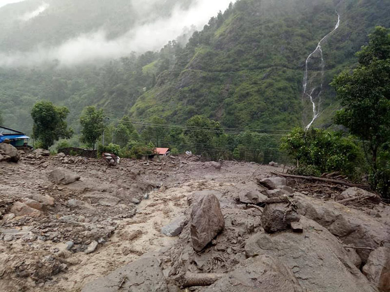 Landslide blocks Dumre-Besisahar and Besisahar-Chame road