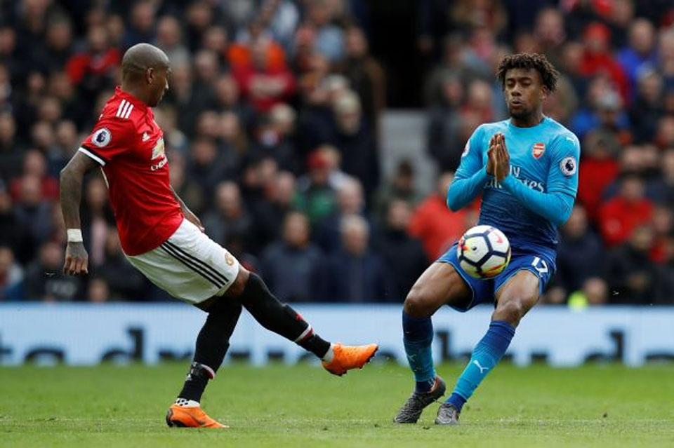 Late Fellaini header condemns Wenger to Old Trafford defeat