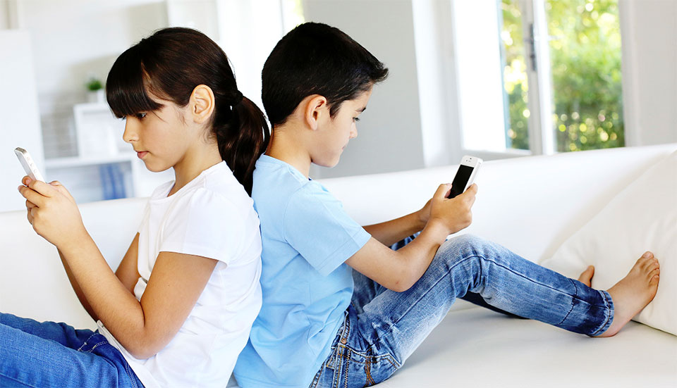Is your child hooked to mobile? High time to wean off the child from this bad habit