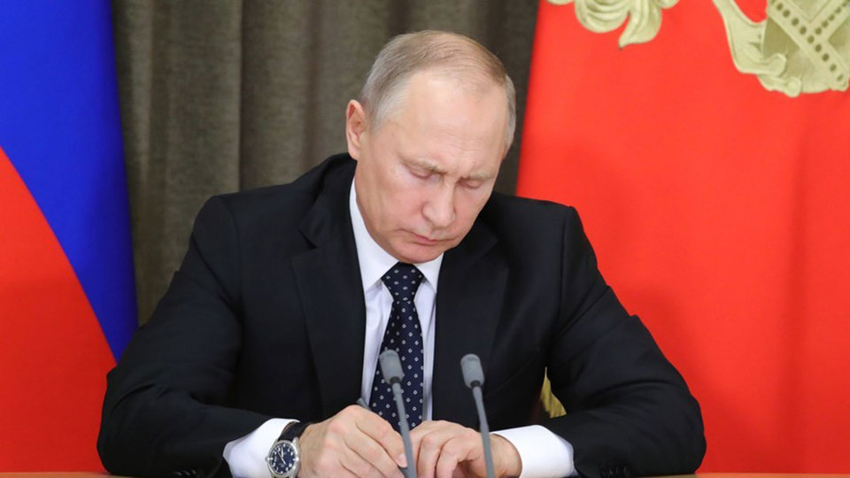 Putin signs US counter sanctions legislation