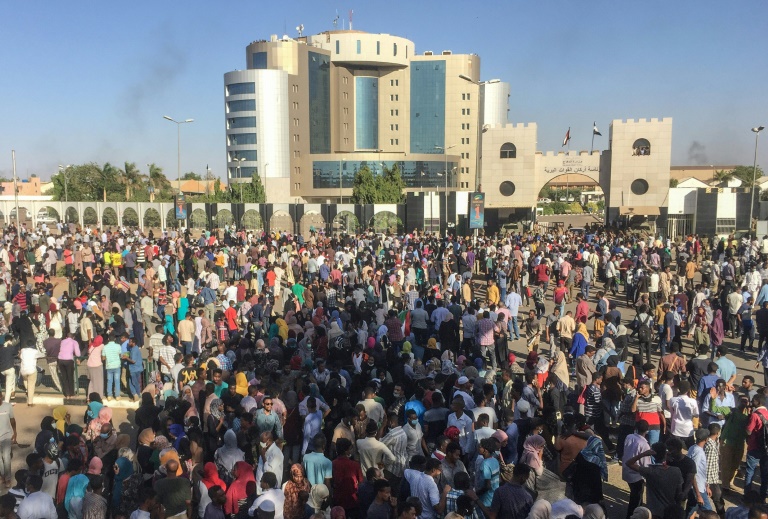 Thousands of Sudanese press on with rally outside army HQ