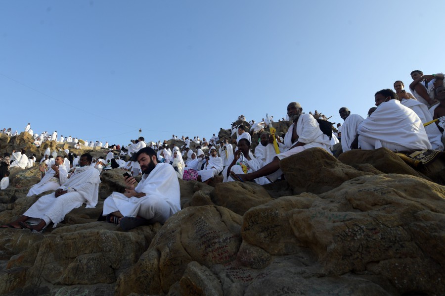 Muslims gather in Muzdalifa to prepare for final stages of haj
