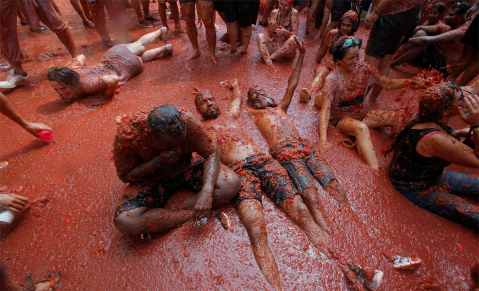 Playing ketchup in Spain - thousands wage the Tomatina fight